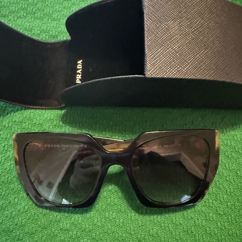 PRADA tortoise shell Sunglasses. Perfect condition